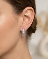 Caravanas de plata con diseño de hilera vertical de circonias en corte baguette.