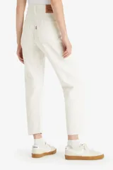 Pantalón jean de corte recto color blanco hueso, tiro medio y largo cropped.