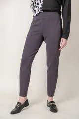 Pantalón gris de corte recto, tipo calza, con cintura alta tipo faja.