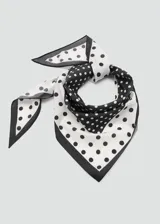 Pañuelo triangular de poliéster en color blanco y negro, con diseño estampado de lunares y bordes en contraste.