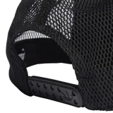 Gorra Adidas tipo trucker color negro, con visera plana, paneles frontales de tela y paneles traseros de malla transpirable. Cuenta con el logotipo del trébol y la inscripción de la marca bordados en relieve al tono en el frente.
