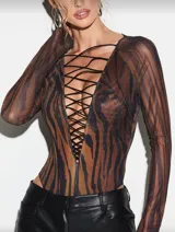 Body de manga larga confeccionado en tela translúcida con estampado animal print en tonos tierra. Presenta un escote profundo con cordones cruzados que generan un efecto corset y un corte de pierna alta.