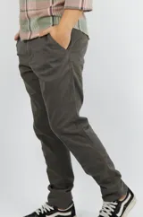 Pantalón de vestir color verde oscuro, confeccionado en gabardina. Corte recto y tiro medio.