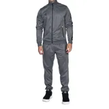 Conjunto deportivo de hombre marca Umbro, compuesto por una campera con cierre frontal y bolsillos laterales, y un pantalón de jogging a juego. Ambas piezas son de color gris con detalles de bandas laterales en negro y logo de la marca bordado.