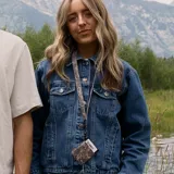 Llavero tipo cinta para cuello con estampado de camuflaje de pasto seco en tonos marrones y verdes. Incluye un gancho metálico giratorio de color negro y un soporte de cuero sintético negro con logo grabado.