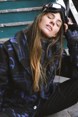 Cárdigan con estampado navajo en tonos azul y negro, con cuello solapa y cierre frontal con botones.