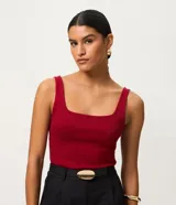 Blusa de tejido rib color bordó, con escote cuadrado y tirantes anchos.