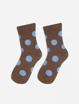 Par de medias marrones con lunares celestes.