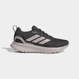 Championes de running Adidas modelo Runfalcon 5 TR, diseñados para terrenos irregulares. Presentan una parte superior de malla repelente al agua en color negro con las icónicas tres tiras laterales en tono gris claro. Incorporan tecnología de amortiguación Cloudfoam en la entresuela y suela Adiwear con tacos para mayor tracción.