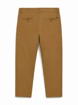 Pantalon de gabardina color tostado, de corte recto, con bolsillos laterales y cierre frontal con botón.