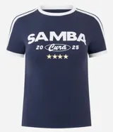 Remera ajustada de algodón color azul marino con cuello redondo y ribetes blancos en el cuello y mangas. Estampado frontal en blanco con el texto "SAMBA 20 Cura 25" y cuatro estrellas doradas debajo.