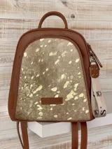 Mochila de cuero marrón con estampado animal print dorado y detalles en cuero liso. Cuenta con cierre superior, asa de mano y correas ajustables para los hombros.