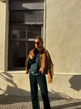 Pantalón de pana en color verde inglés, con corte recto y holgado, de tiro medio y cintura elástica.