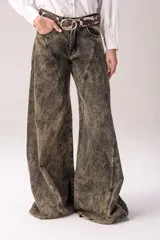 Pantalón wide leg de jean en tono azul, con diseño bicolor que combina paneles laterales en color blanco, bolsillos traseros appliqués y detalles de etiqueta de cuero con la marca.