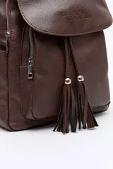 Mochila negra de cuero sintético con solapa y cierre de cordón con dos flecos decorativos con cuentas plateadas. Cuenta con tres compartimentos principales, bolsillos internos adicionales, dos bolsillos laterales y un bolsillo trasero con cierre. Tiene un asa superior fija y dos correas regulables en la espalda.