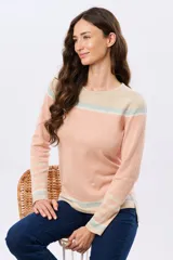 Buzo tejido de algodón con diseño a rayas en tonos beige, blanco y lila, de manga larga y cuello redondo, con calce relajado.