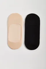 Pack de dos pares de medias invisibles tipo no-show, una en color beige y otra en color negro, diseñadas para no ser visibles al usar calzado bajo.