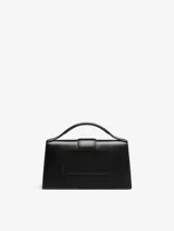 Bolso estructurado Jacquemus modelo Le Grand Bambino de cuero liso color negro, con asa superior, solapa frontal con cierre magnético, correa larga extraíble y logotipo metálico dorado.