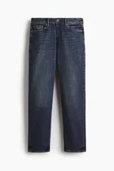 Pantalón jean de cinco bolsillos en denim de algodón con lavado azul oscuro, cintura clásica y corte de pierna recta.