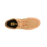 Bota de caña media Caterpillar modelo Colorado, confeccionada en una combinación de gamuza y canvas color marrón. Presenta cierre con cordones, ojales metálicos dorados, suela de goma dentada y logo de la marca en el lateral.