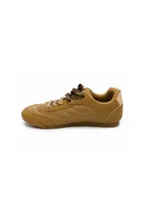 Zapatilla urbana de mujer en color tostado, confeccionada en una combinación de gamuza sintética y material efecto cuero. Cuenta con cordones planos en tonos marrones y suela de goma flexible.