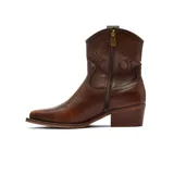Bota texana de cuero color marrón con diseño de costuras decorativas en el lateral y en la puntera. Presenta un taco cuadrado de altura media y un corte clásico de caña media.