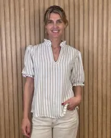 Blusa beige de rayas verticales marrones, con cuello en V adornado con volados, mangas cortas abullonadas con puños elásticos y diseño holgado.
