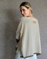 Sweater color crudo con escote en V y mangas 3/4.