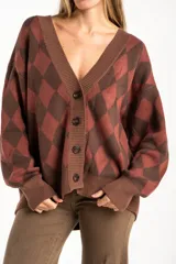 Cardigan de punto con diseño de rombos en tonos marrón y terracota, cuello en V, cierre frontal con botones y mangas largas con puños acanalados.