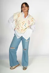 Pantalón de jean celeste de corte wide leg con roturas en las rodillas.