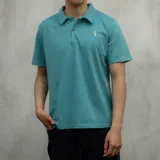 Chomba color turquesa de algodón con cuello clásico y logo bordado en el pecho.