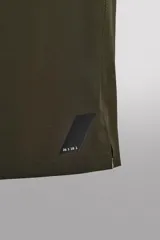 Bermuda de hombre color verde militar, de corte regular fit, confeccionada en tejido técnico compacto con elasticidad. Presenta cintura ajustable con cinturón a contraste, bolsillos frontales y un bolsillo plastrón con cierre de cremallera oculta en una de las perneras.