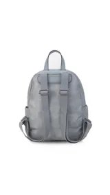 Mochila color marrón claro de símil cuero con bolsillos frontales con cierre. Tiene asa de mano rígida y correas regulables.