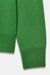 Jersey de punto liso color verde, con cuello redondo y manga larga. Confeccionado en lana suave.