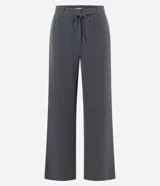 Pantalón sastre de corte wide leg en tejido crepé color marrón chocolate. Presenta una silueta recta y fluida, con cintura elástica y lazo ajustable para un calce cómodo.