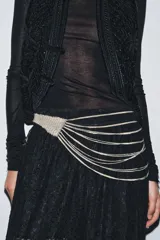 Cinturón plateado con múltiples eslabones y anillas metálicas. Cierre con mosquetón.