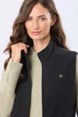 Chaleco polar de alta densidad en color azul marino, con cierre frontal completo, cuello alto y bolsillos laterales con cierre. Presenta un diseño funcional y versátil ideal para usar en capas.