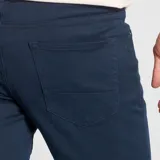 Pantalón de vestir azul marino, de corte slim fit, con bolsillos laterales y traseros.