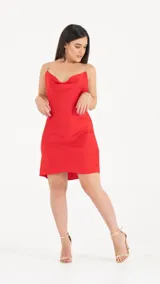 Vestido corto negro de satén con breteles finos con strass.