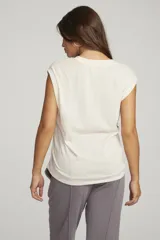 Remera sin mangas color crema con estampado frontal que dice 'Tennis Club Saint Tropez 1989' con raquetas de tenis cruzadas.