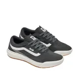 Championes Vans Ultrarange 2.0 color negro con detalles en blanco y gris. Zapatillas de caña baja con cordones grises, suela blanca y detalles en goma color caramelo.