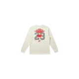 Remera de manga larga color blanco off-white, con estampado gráfico en la espalda que combina los logos de Air Jordan, el número 23, el clásico tag rojo de Levi's y el logo Nike Air.