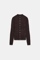 Chaqueta de punto jacquard color marrón, de cuello subido y manga larga, con diseño calado de flores y cierre frontal con botones nacarados.