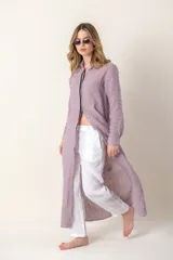 Camisola larga color lila de lino con cuello camisero y mangas largas.