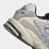 Championes Adidas Response CL color crema, gris y plateado. Confeccionados en malla, gamuza y material sintético.