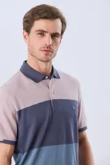 Remera polo de piqué con diseño de franjas horizontales en bloques de color, manga corta, cuello camisero y cartera de botones.