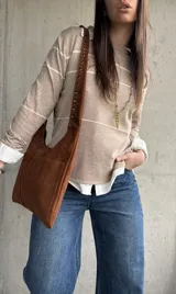 Sweater Bali de tejido liviano, color beige, con diseño de rayas horizontales en contraste y cuello redondo.