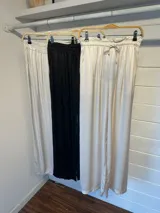 Pantalón de satén azul petróleo de corte amplio y fluido, con cintura elástica y bolsillos laterales.