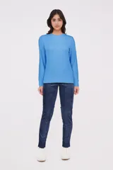 Buzo de manga larga color azul, con cuello redondo y textura de punto fino.