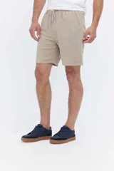 Short de algodón color beige, de diseño liso con cintura elastizada y cordón ajustable.